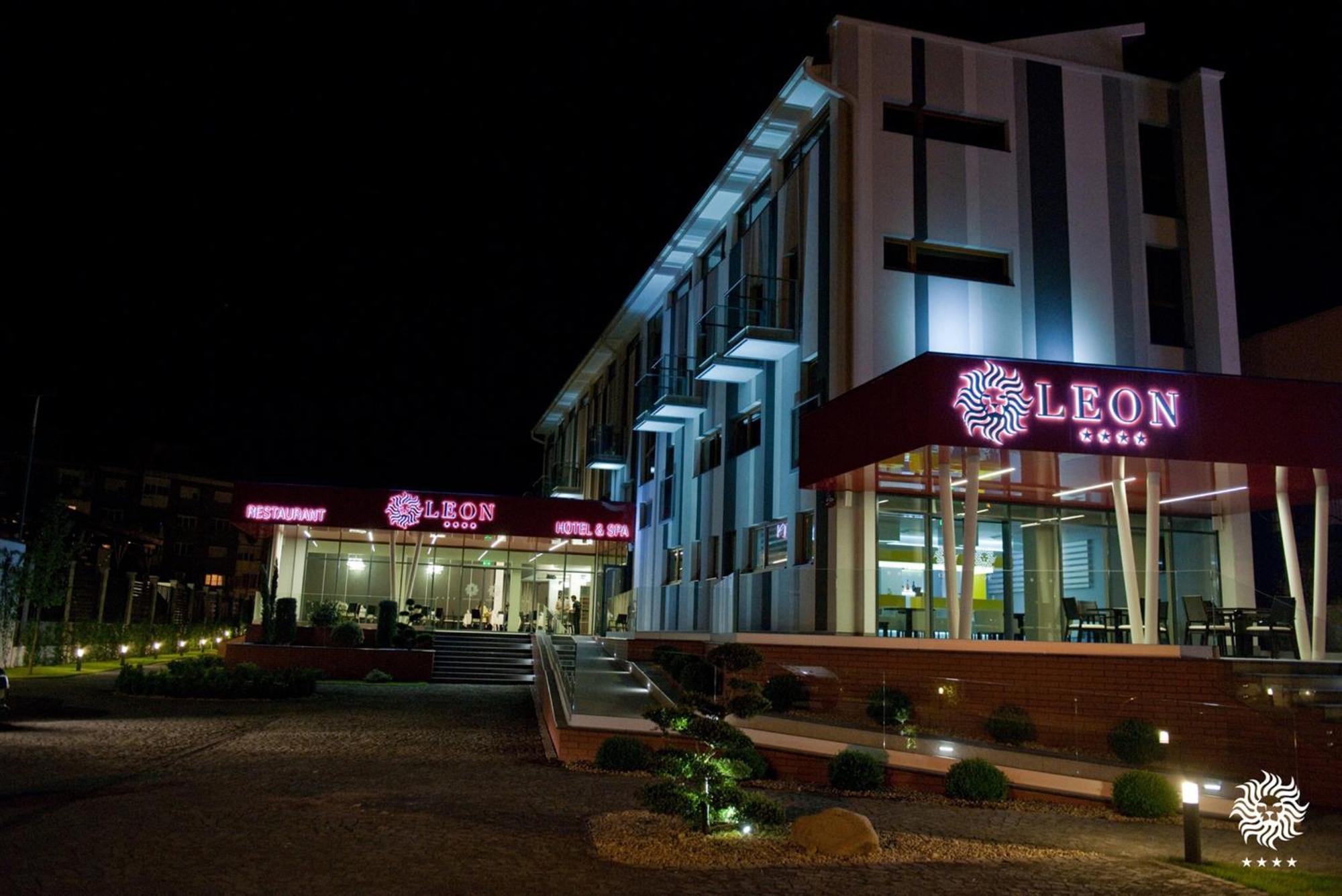 Hotel Leon & Spa อาราด ภายนอก รูปภาพ